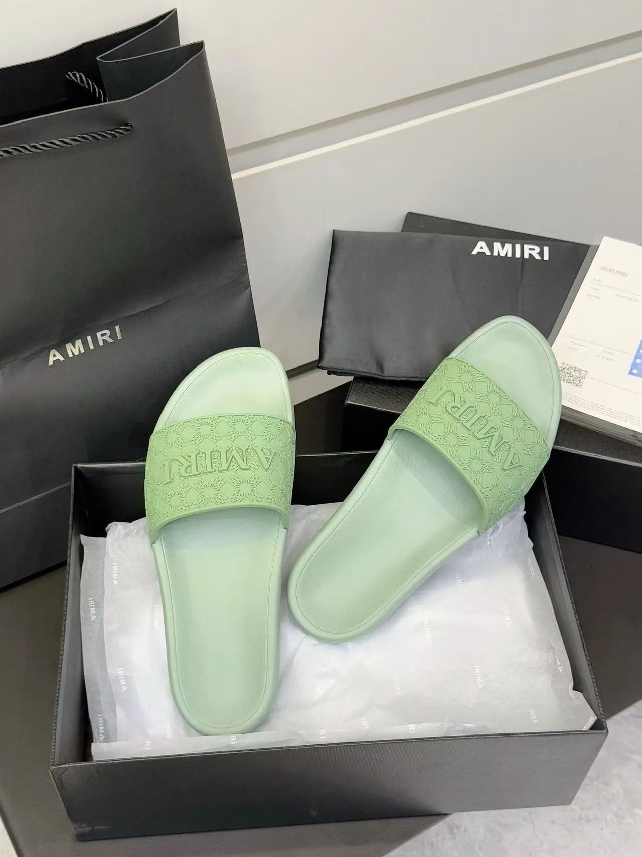 [AMIRI* Emil] P: 300💰 Size: 39-45 Official website new original 1:1 AMIRI* Emil classic men's slippers, high-end boutique, original material, TPU upper, foam bottom, fine workmanship, casual, loose and comfortable, a must-have in summer.